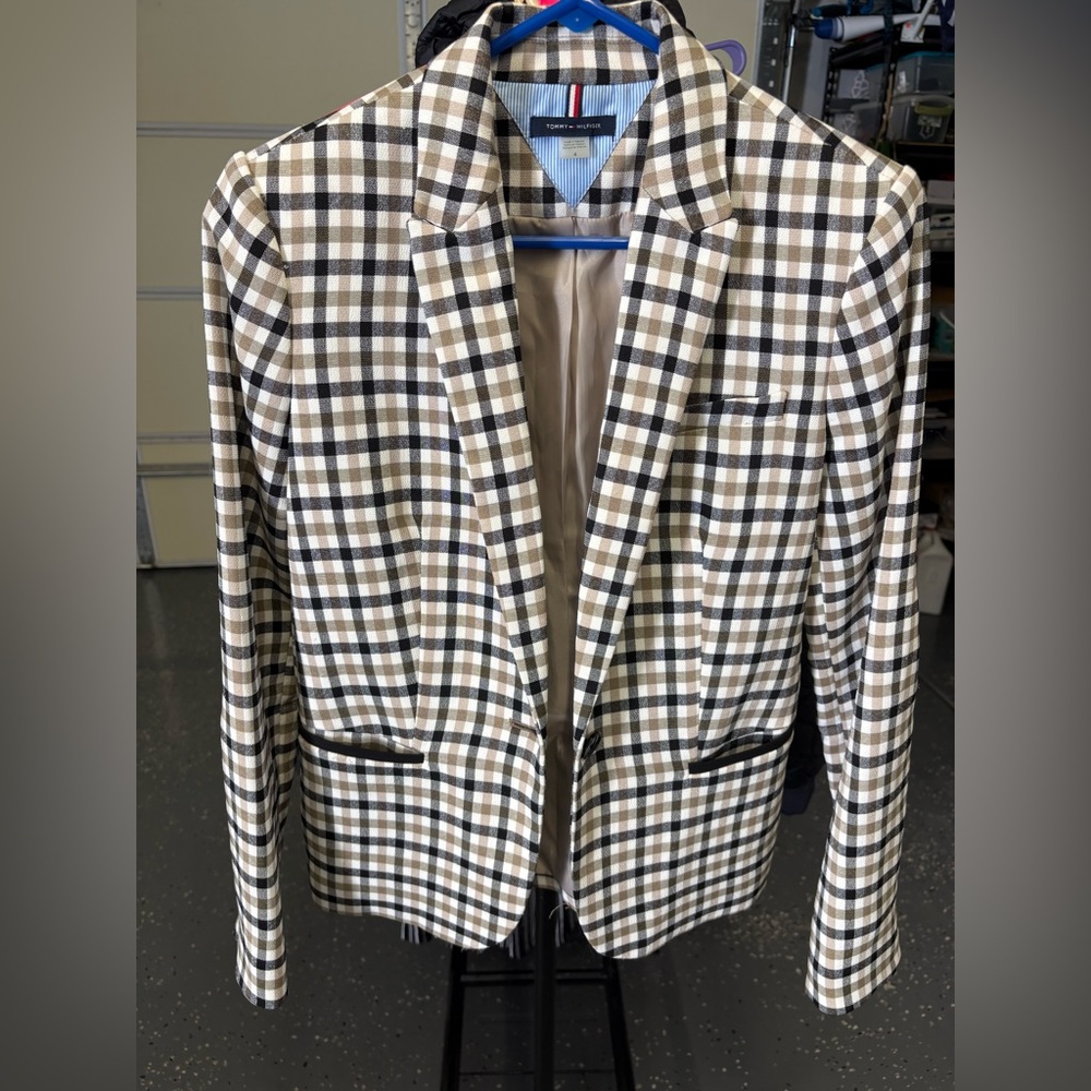 Tommy Hilfiger plaid Blazer sz 4  Patch elbow
very classy and comfy quality